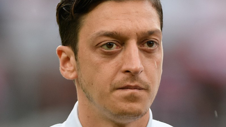 Mesut Özil vestit amb la indumentària de la selecció alemanya