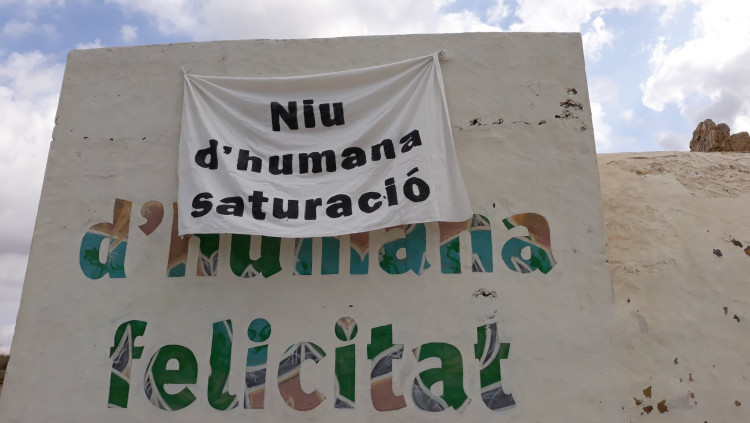 La concentració d’un grup d’activistes del GOB a l’emblemàtica platja des Trenc serví per iniciar una campanya que, de fet, va contra la política de les institucions governades per l’esquerra.