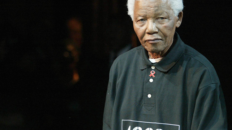 El pres 46664. L’any 2003, amb motiu del 90 aniversari de Nelson Mandela, es van fer una sèrie de concerts batejats com a 46664, el número que va portar en el llarguíssim captiveri de Robben Island. Els beneficis van anar destinats a la lluita contra la sida. A la dreta, la cel·la que  va ocupar en aquella presó.