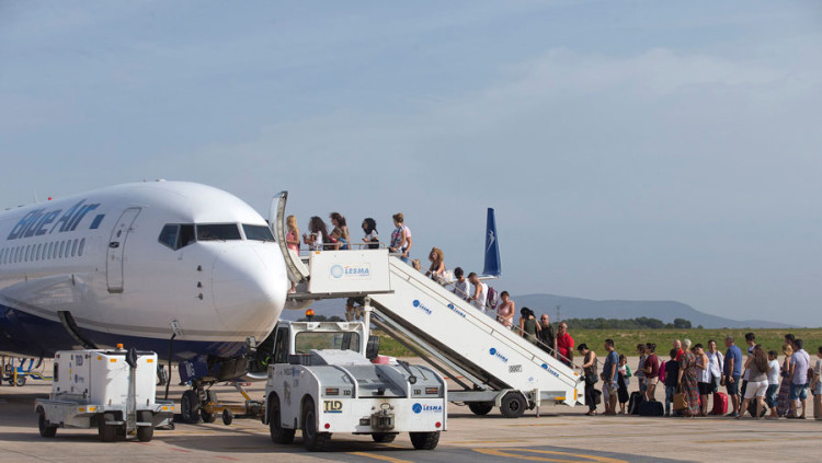 Els passatgers accedeixen a un avió ubicat a l'Aeroport de Castelló| Aerocas