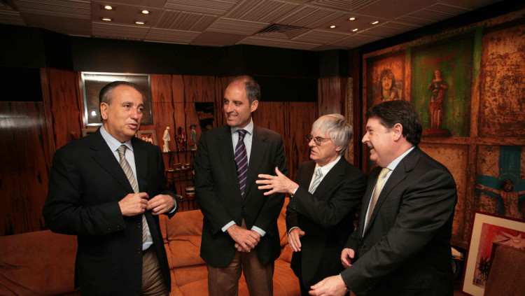 L'empresari 'groguet' Fernando Roig i expresident de la firma pantalla de la Fórmula 1 amb l'excap del Consell Francisco Camps, el magnat de la cursa Bernie Ecclestone i el president de Bancaixa d'aleshores, José Luis Olivas, l'any 2007| EL TEMPS
