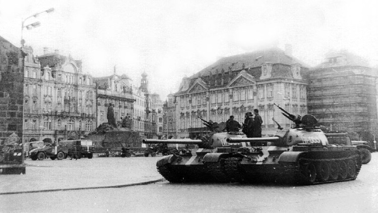 Praga envaïda pels tancs l'agost de 1968