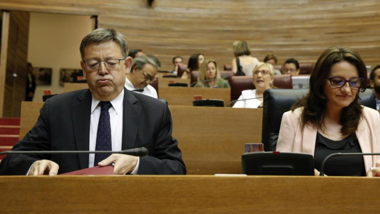 El president del Govern valencià, Ximo Puig, i la vicepresidenta, Mónica Oltra, en una sessió parlamentària.. EFE