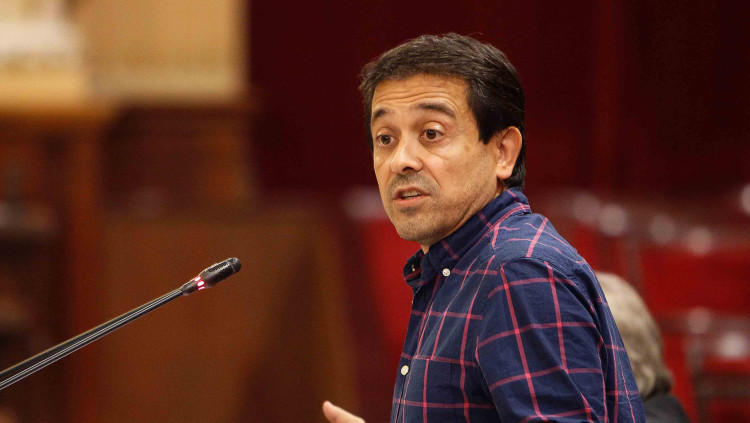 Nel Martí, coordinador i portaveu parlamentari de Més per Menorca, durant una intervenció a la Cambra balear / Autor: Isaac Buj