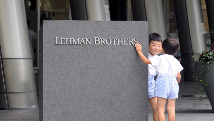 Uns xiquets juguen a les portes de la seu a Tokyo de Lehman Brother. EFE