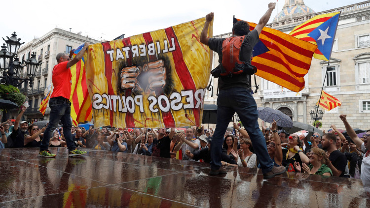 Concentració a la plaça Sant Jaume de Barcelona. Efe