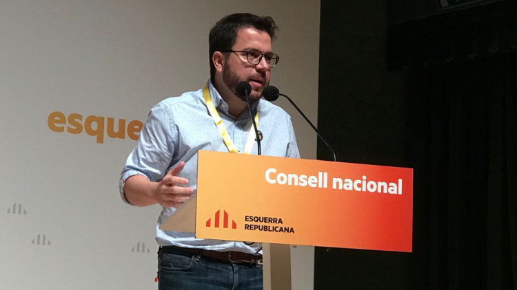 Moment en el qual realitza el seu discurs el vicepresident català i president adjunt d'ERC, Pere Aragonès| ERC