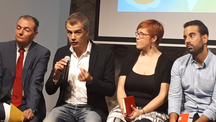 Toni Cantó, durant la seua intervenció. A la seua dreta, Salvador Navarro (CEV). A la seua esquerra, Àgueda Micó (Compromís) i José Muñoz (PSPV-PSOE).. El Temps