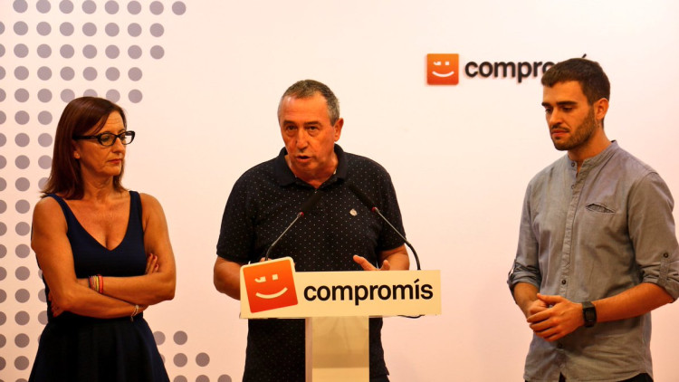 La vicepresidenta de la Diputació de València, Maria Josep Amigó; el portaveu de Compromís al Congrés Joan Baldoví; i el síndic a les Corts Valencianes Fran Ferri durant la presentació de la proposta| Compromís