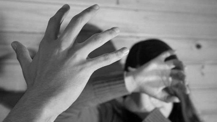 Representació d'un intent d'agressió masclista| EL TEMPS