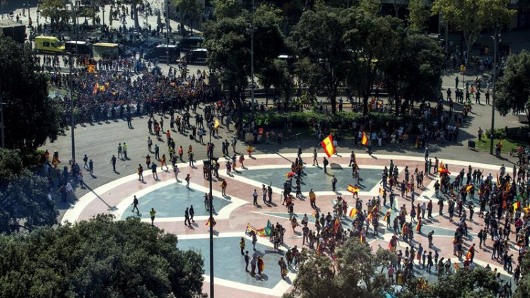 Manifestació a plaça Catalunya i contramanifestació als voltants. Efe