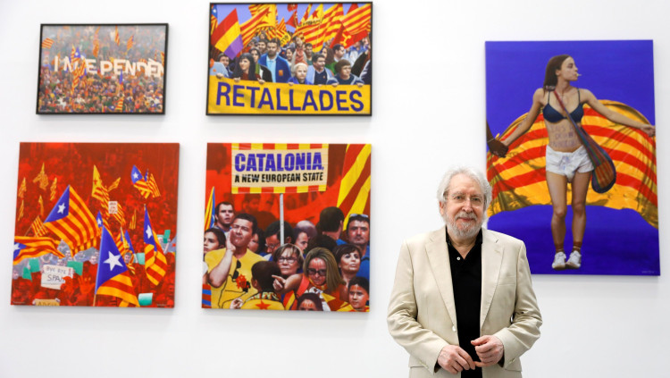 Antoni Miró davant els quadres que han generat més controvèrsia dins de l'exposició de 200 peces que es pot veure a La Base de La Marina de València.. EFE