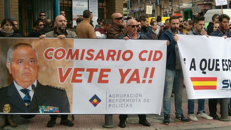 Protestes dels sindicats policials contra el comissari principal d'Alacant Alfonso Cid. Pancarta de l'Agrupació Reformista de la Policia| ARP