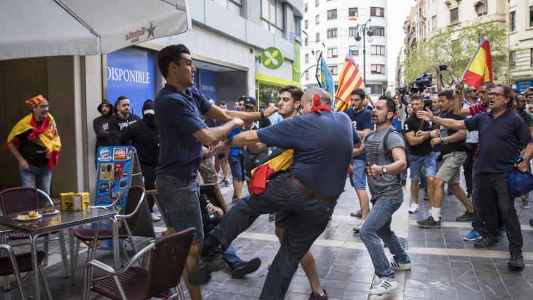 Ultres d'extrema dreta agredeixen un manifestant que es defensa amb els punys dels colps durant la mobilització del 9 d'Octubre del 2017| Miguel Lorenzo