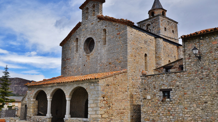 Sorprenen les dimensions de  Santa Maria de Talló, al municipi  de Bellver de Cerdanya,  una joia romànica coneguda  com la catedral de la Cerdanya.