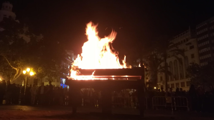 Un piano en flames, el colofó faller de l'homenatge que València ha brindat al polifacètic artista Carles Santos.