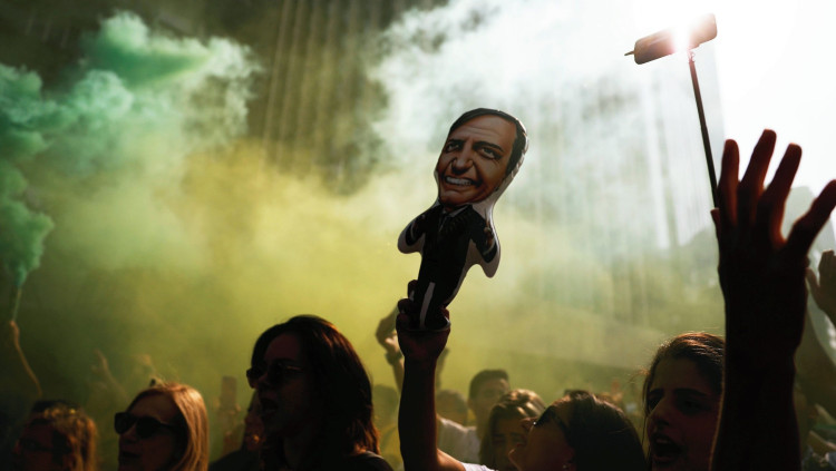 Eufòria. Els seguidors de Bolsonaro reben el populista brasiler amb entusiasme a l’arribada en un míting.