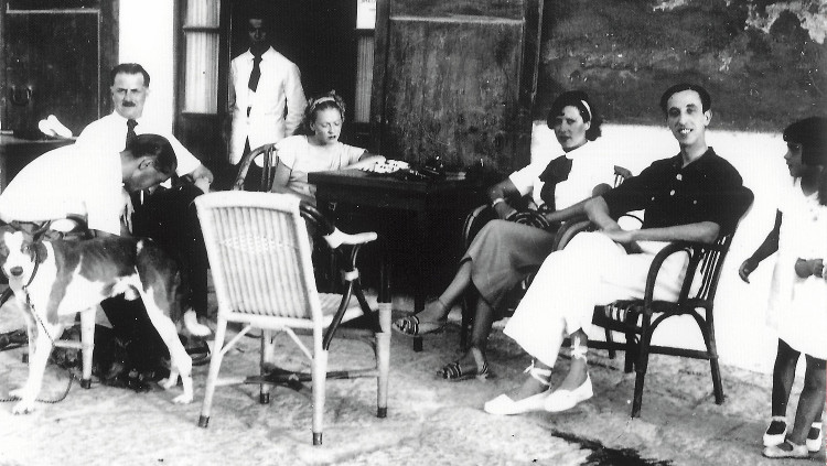 Walter Benjamin a la terrassa del Migjorn, a Eivissa, amb uns amics francesos, els Selz, i uns d'eivissencs