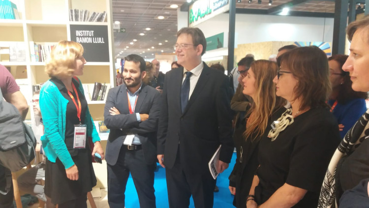 Ximo Puig i Vicent Marzà a l'estand de l'Institut Ramon Llull, a Frankfurt, amb Iolanda Batallé i Izaskun Arretxe.