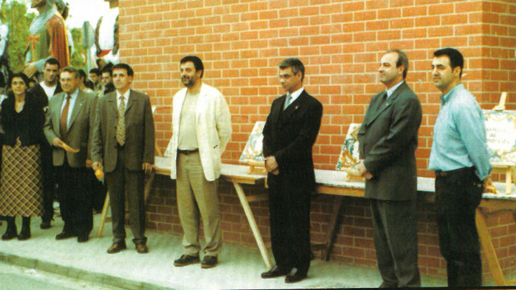 Acte d'inauguració a Castelló de la Ribera, amb el president del Síndic Pere Calp i els alcaldes i representants municipals de tots els 'Castelló'. Arxiu El Temps