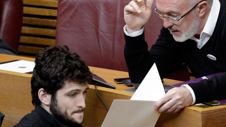 Antonio Montiel parla amb Antonio Estañ en una sessió parlamentària de les Corts valencianes. / EFE