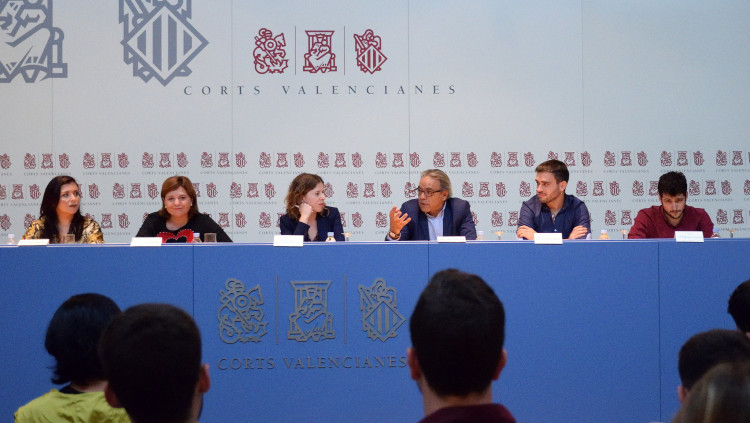 D'esquerra a dreta, Mari Carmen Sánchez (Cs), Isabel Bonig (PPCV), la presidenta de la Unió de Periodistes, Noa de la Torre, Manolo Mata (PSPV), Fran Ferri (Compromís) i Antonio Estañ (Podem). . Corts valencianes