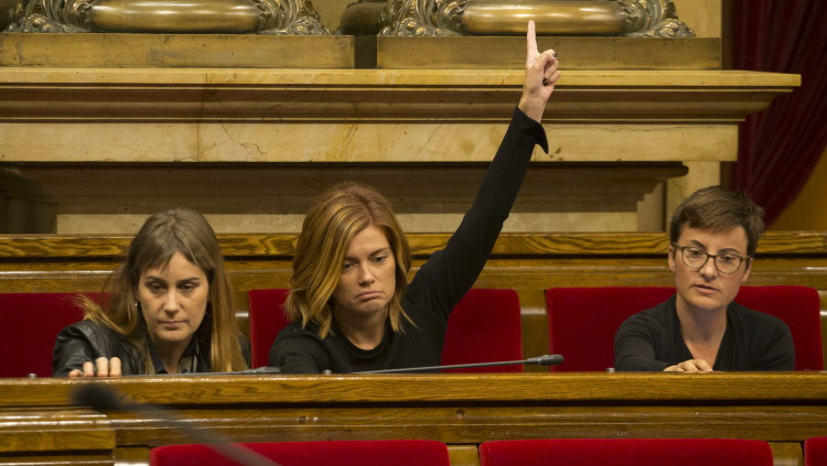 Elisenda Alamany aixecant el braç entre Jèssica Albiach i Marta Ribas. PARLAMENT DE CATALUNYA (Job Vermaulen)