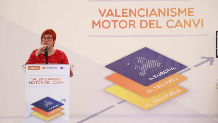 La coordinadora nacional del Bloc i coportaveu de Compromís, Águeda Micó, a l'Aplec del Puig. El lema del "valencianisme com a motor del canvi" és una mostra de la tàctica emprada pels valencianistes per contrarestar el PSPV. La distribució de pamflets destcant la tasca del Botànic era un altre element d'aquest discurs| Bloc