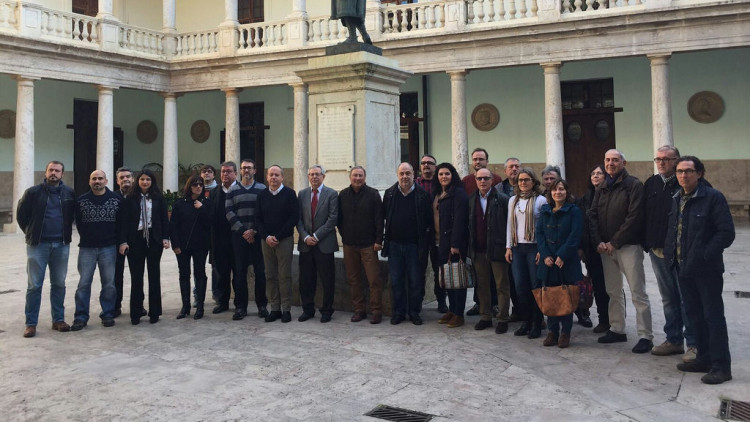 Fotografia de l'acord sindical, social i polític del 2016 a favor de la competència lingüística en la funció pública. Un pacte que ara s'ha modificat per la decisió de la consellera Gabriela Bravo, segons censuren des d'Intersindical, Acció Cultural del País Valencià o la Plataforma pel Dret a Decidir| EL TEMPS
