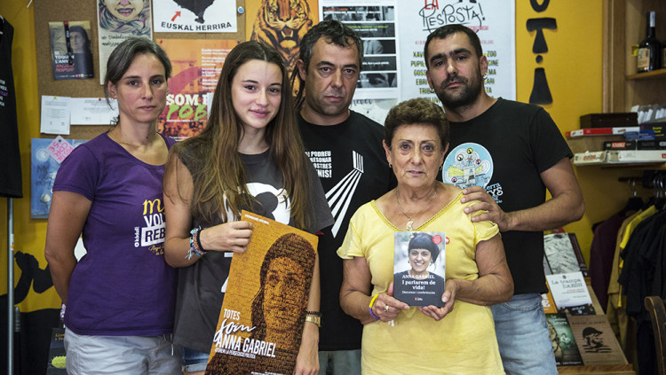 D'esquerra a dreta, Olga (cunyada), Berta (neboda), David (germà), Maribel (mare) i Joan (parella) d'Anna Gabriel.. Ariana Nalda