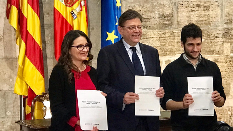 La vicepresidenta Mónica Oltra, el president Ximo Puig i el síndic de Podem Antonio Estañ escenificant el pacte per als comptes del 2019