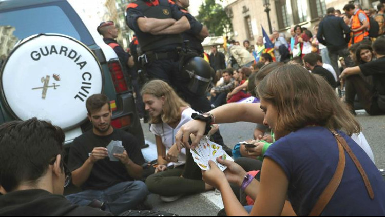Manifestants contra les detencions del 20-S juguen a cartes. EL TEMPS
