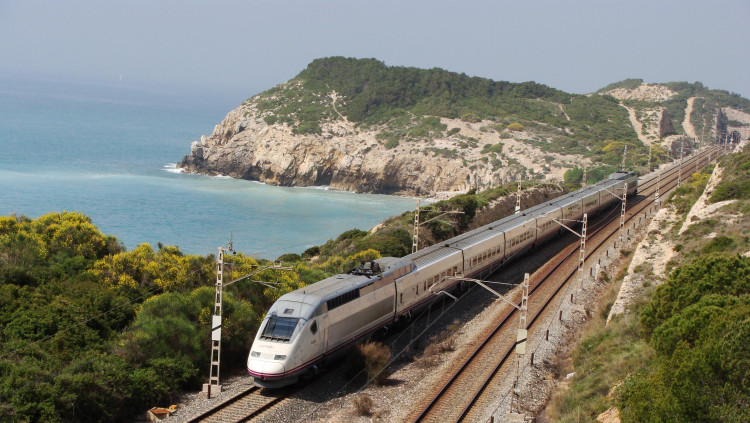 Un Euromed circula pel litoral de Catalunya