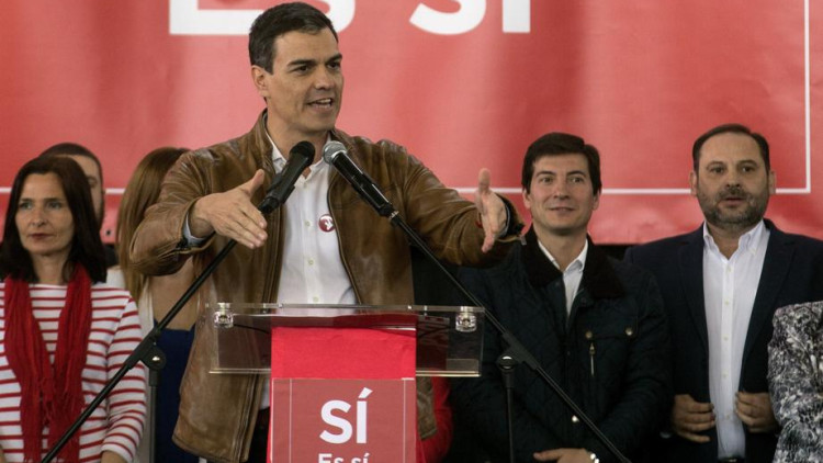 Rafa García, darrere de Pedro Sánchez i al costat de José Luis Ábalos, en un acte del PSOE.