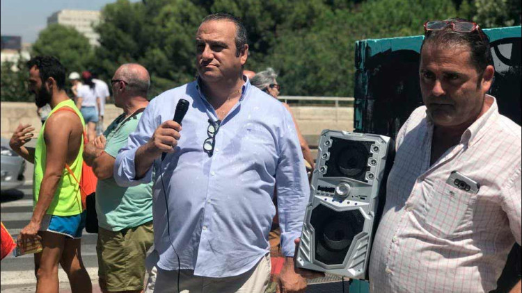 L'expresident del GAV, Juan Garcia Sentandreu, junt amb Juan Carlos Ponce, de Defenem Valéncia (sic) durant l'acció vandàlica d'esborrar el mur a favor dels joves d'Alsasua| Youtube