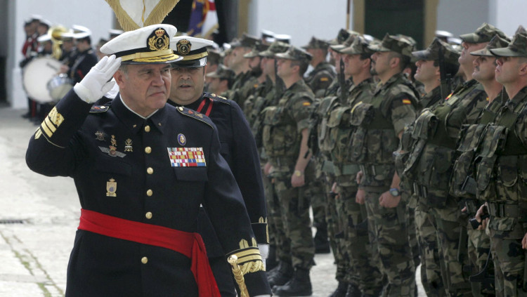 El general Juan Chicharro, actual president de la Fundació Francisco Franco i ex-ajudant de camp del monarca emèrit Joan Carles I, passa revista a les tropes| EFE