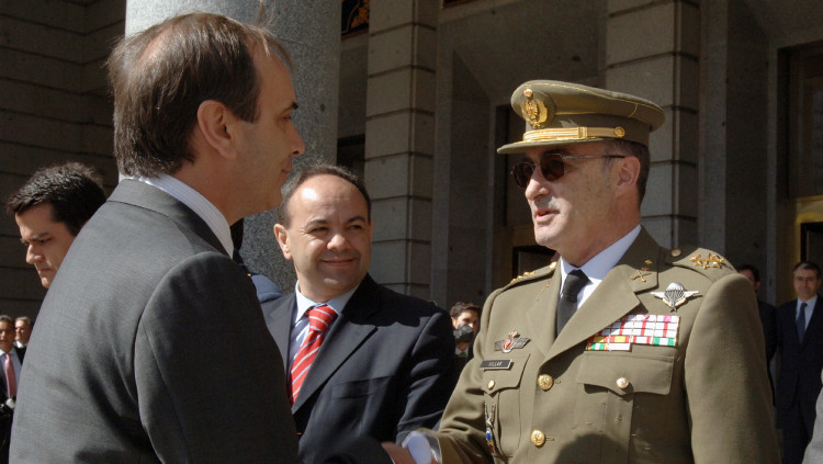 Carlos Villar, excap de l’estat major de l’exèrcit de terra, va fitxar per l’empresa armamentística General Dynamics Santa Bábara Sistemas. 