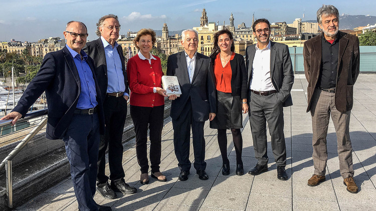 Borja de Riquer, flanquejat per coordinadors d'època i editors al Museu d'Història. Esteve Plantada