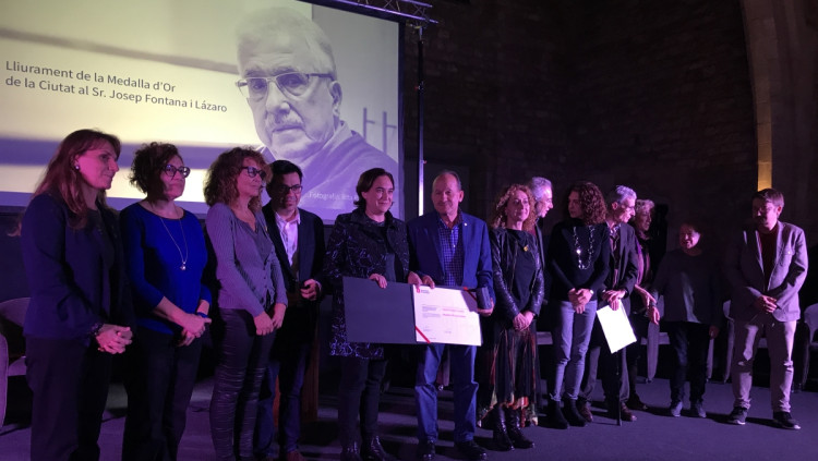 L'alcaldessa de Barcelona, Ada Colau, lliura la Medalla d'Or de la Ciutat a Josep Fontana a títol pòstum