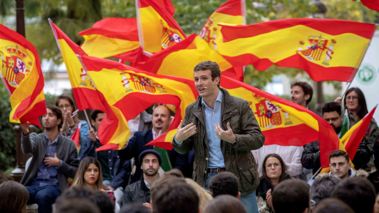 El president del PP, Pablo Casado, envoltat de banderes espanyoles en un acte de campanya a Andalusia.