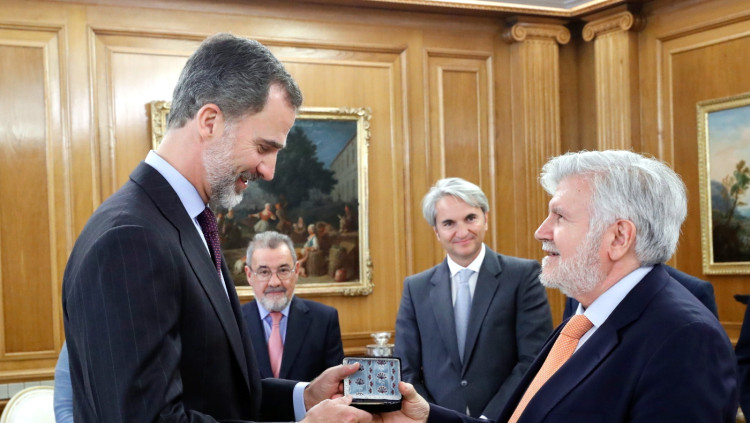 El monarca espanyol Felip VI rep la medalla d'or de la Fundació Manuel Broseta per part de Rafael Ferrando, president de l'entitat fins a aquest estiu| Casa Reial