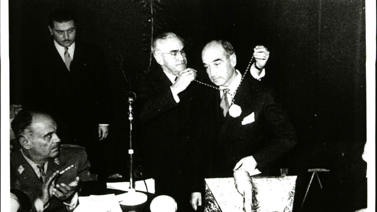 Ignasi Villalonga sent condecorat. Arxiu El Temps