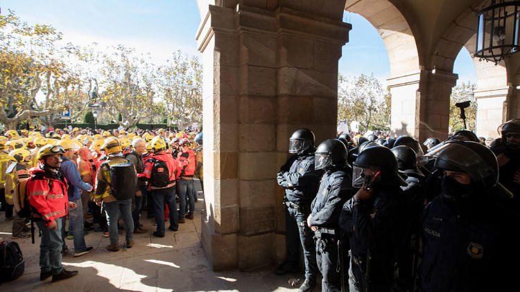 Imatge de la concentració de bombers al Parlament. Efe