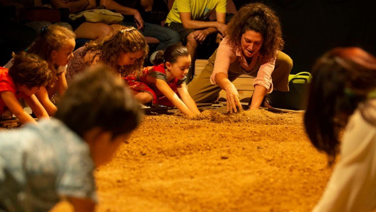 350 quilos de terra prenen l'escenari en Horta, l'últim treball de l'Horta Teatre. Foto: l'Horta Teatre