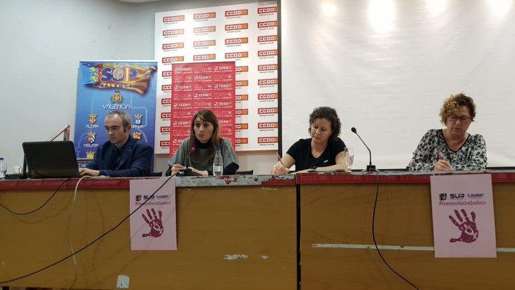 Miguel Ángel García (SUP), la magistrada Lara Esteve, Alícia Sánchez (AUGC) i Ana Odenas, policia local representant de CCOO-PV| SUP València