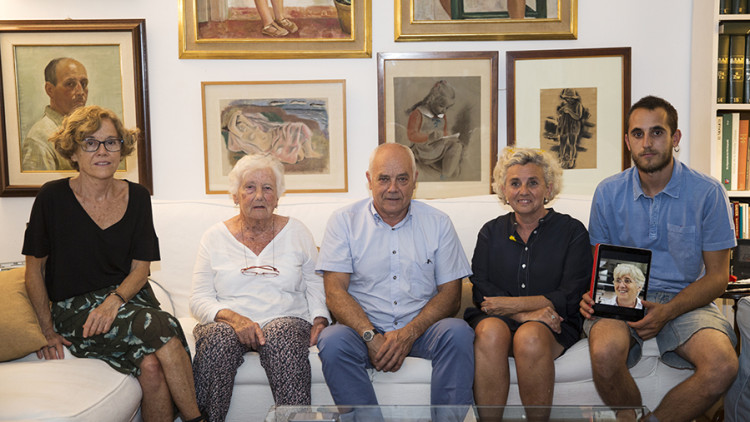 D'esquerra a dreta, Anna Maria Ponsatí (germana), Montserrat Obiols (mare), Oriol Ponsatí (germà), Berta Ponsatí (germana) i Jordi Malet (fill de Clara Ponsatí). Ariana Nalda