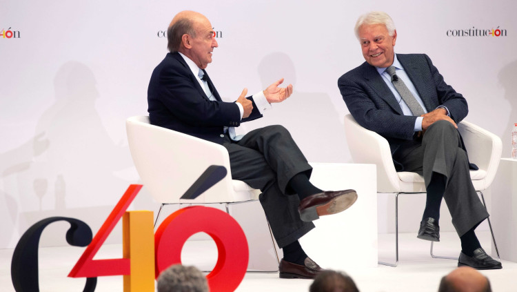 Miquel Roca i Felipe González en l'acte del 40 aniversari de la Constitució celebrat a Barcelona. Efe