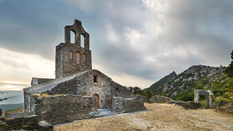 Santa Creu de Rodes. El poble medieval de Santa Creu de Rodes, que compta amb la petita església de Santa Helena., al terme municipal de Port de la Selva.