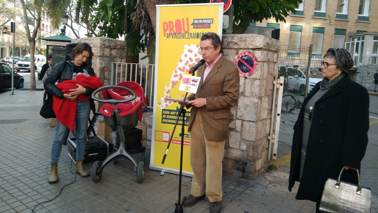 Les pacients víctimes de vulneracions lingüístiques junt amb el representant de Plataforma per la Llengua a la presentació del pla de xoc contra la 'valencianofòbia'| EL TEMPS