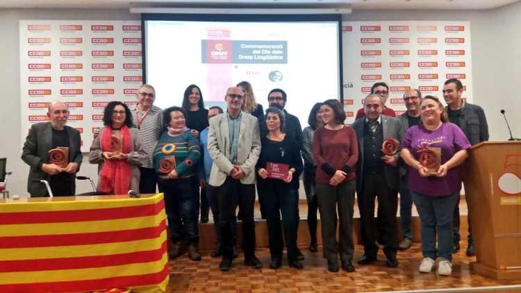 Els guardonats amb els premis Marc Granell i el concurs de relats curts Maite Boscà Lloret posen a la fi de l'acte, celebrat a la sala d'actes de la seu de CCOO-PV.